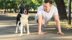 mann mit hund in ausgangsposition für den start zum lauftraining